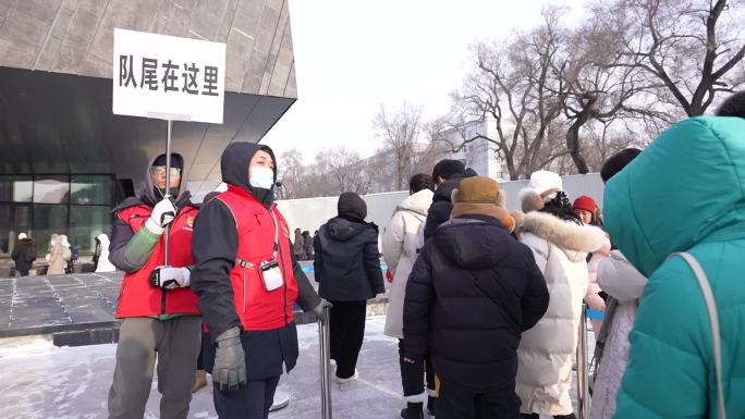 游客参观哈尔滨731罪证陈列馆 排队