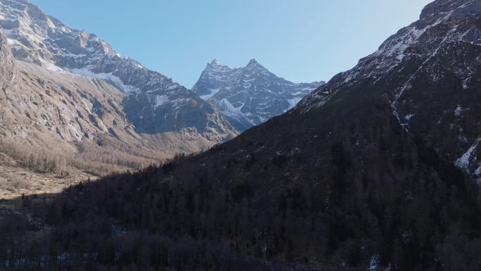 航拍冬天四川阿坝四姑娘山双桥沟风景