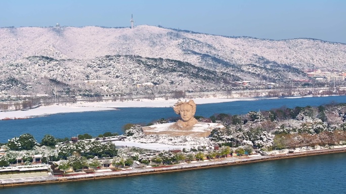 长沙橘子洲头毛泽东雕塑背靠岳麓山雪景实拍
