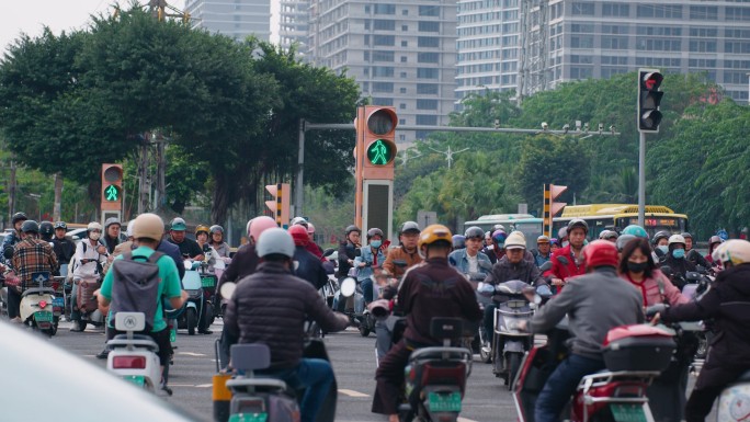 十字路口红绿灯电动车车流人流