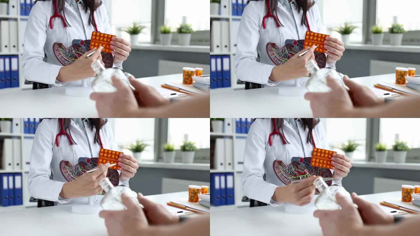 医生展示了药片和肝脏的医学模型