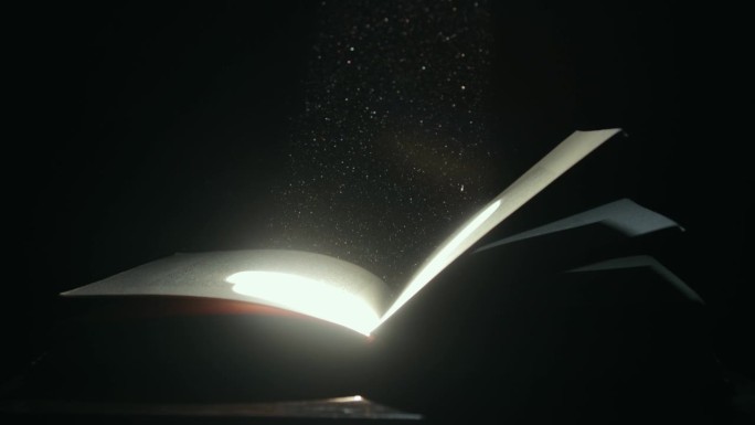一道光线落在一本打开的旧书上