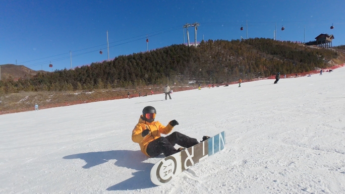 滑雪新手起跳后摔跤