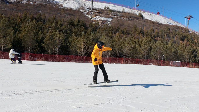 滑雪新手起跳后摔跤