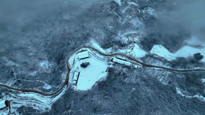 航拍陕西商洛镇安海棠山山村雪景