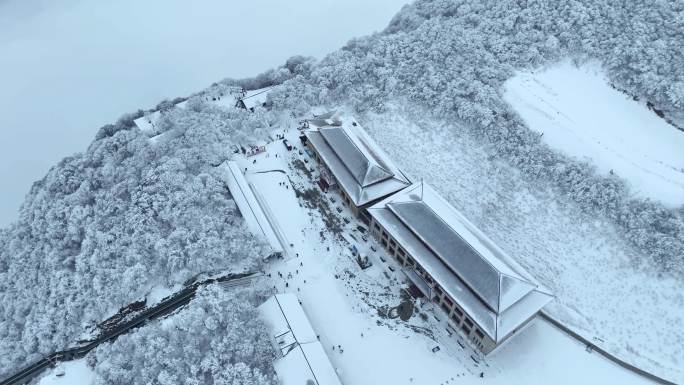 航拍雪中的陕西汉中龙头山的建筑