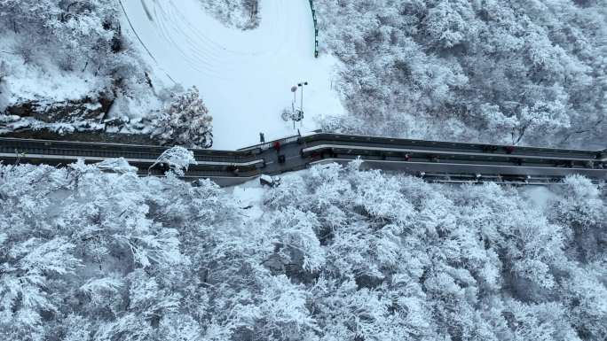 航拍雪中陕西汉中龙头山（侧飞下行）