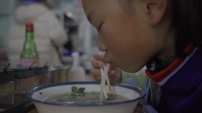 米粉贵阳花溪牛肉粉 小孩 吃早餐特写