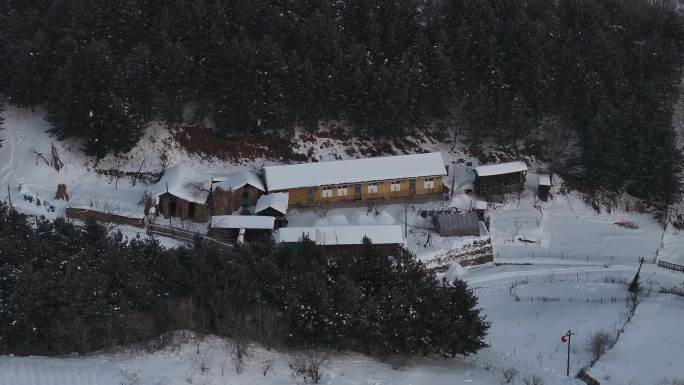 吉林松岭雪村旅游雪景山村房屋航拍空镜