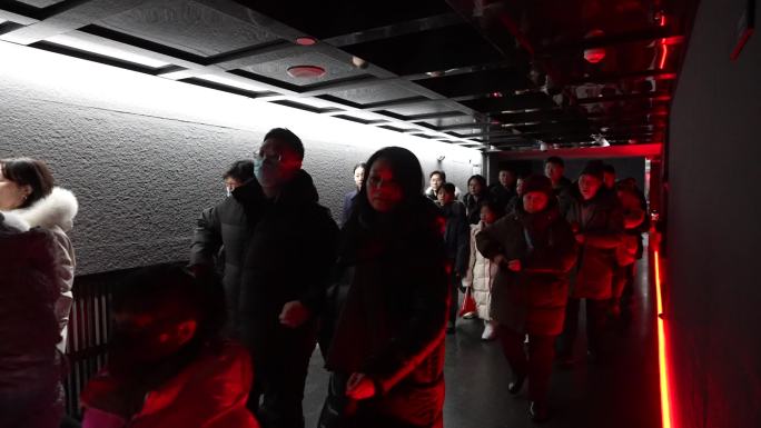 游客参观哈尔滨731罪证陈列馆 排队