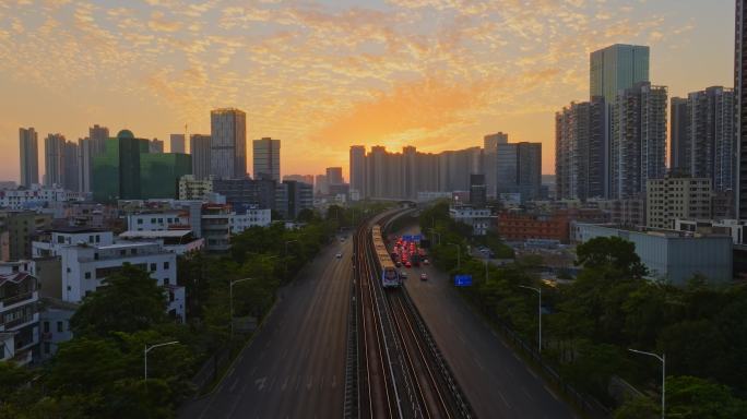 夕阳下唯美深圳地铁3号线