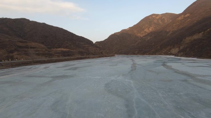 山巅翠翠欲滴，山丘绿植之美如仙境！