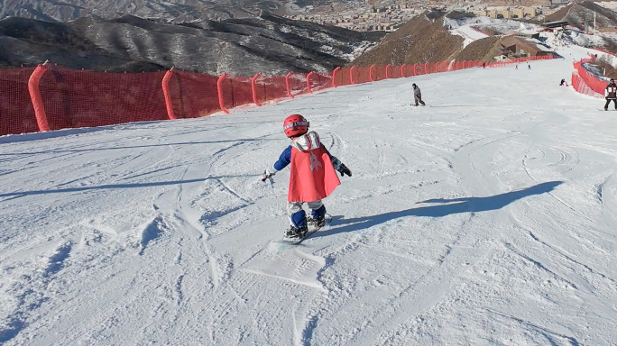 滑雪场的可爱装束小朋友 单板很酷