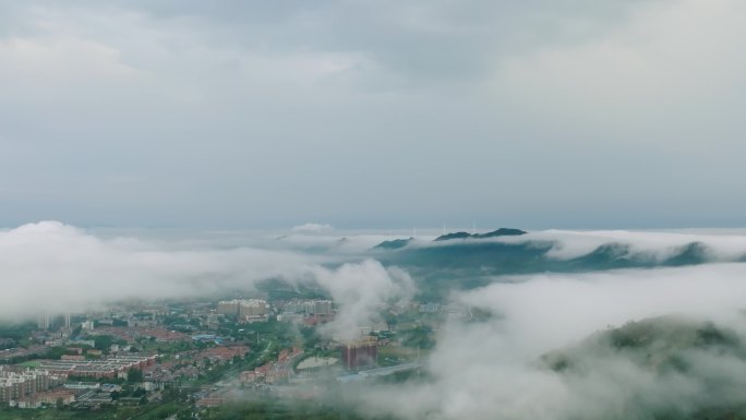 城镇航拍 晨雾环绕  风力发电 天空云层