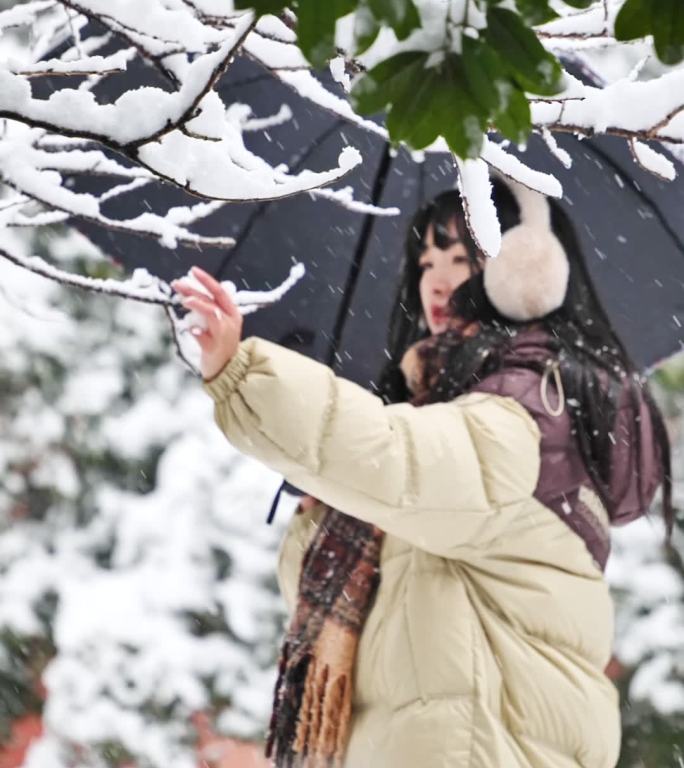 竖屏女孩唯美下雪升格雪花慢镜头