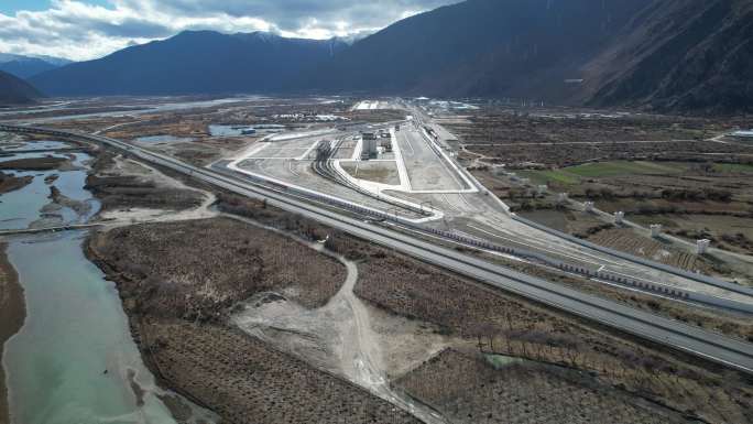 林芝机场高速和川藏铁路林芝站