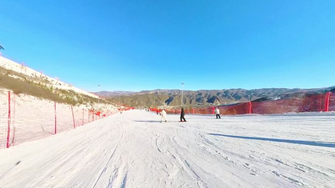 滑雪场急速滑行穿越 第一人称视野