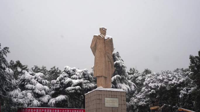 长沙湖南大学东方红广场毛泽东塑像雪景实拍