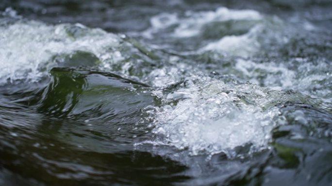 波涛汹涌海浪翻滚的浪花