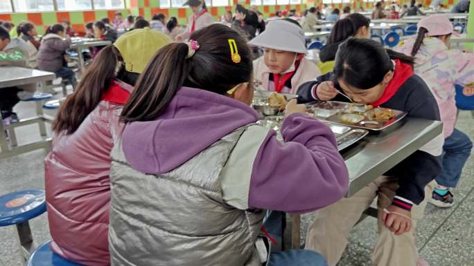 少数民族学生在食堂吃饭1