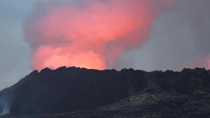 冰岛。火山喷发。炽热的熔岩正在蔓延。火山熔岩河的景观，从地球的地幔中喷出天然的热液体。全球变暖和气候