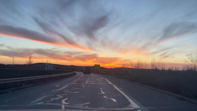 夕阳下行驶在高速公路上