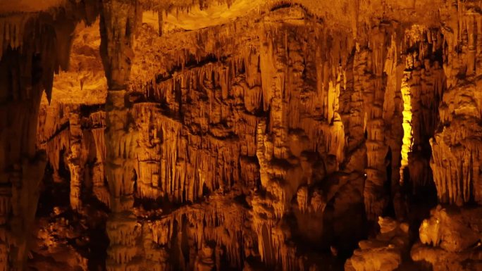 探索神秘，洞穴中有钟乳石、石笋。解开古老的谜团，石灰岩中的洞穴构造。潜入神秘，洞穴的自然色彩斑斓的风