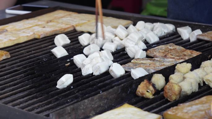 云南烤豆腐 烤土豆 食客 烤豆腐