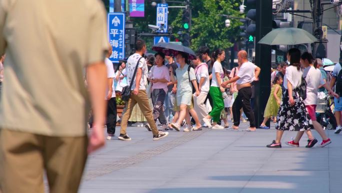 城市夏天暑假酷暑高温炎热街道人群人流汽车