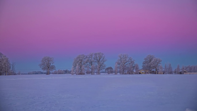 粉红色的地平线在冬天覆盖在雪。间隔拍摄