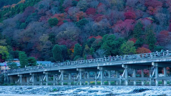秋天，京都东筑桥的黄昏延时长焦镜头