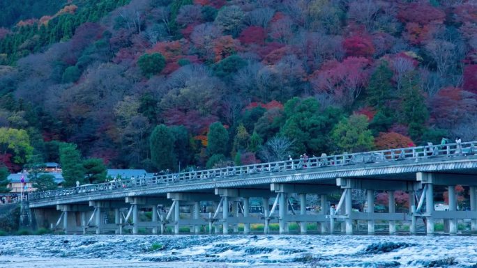 秋天，京都东筑桥的黄昏延时长焦镜头放大