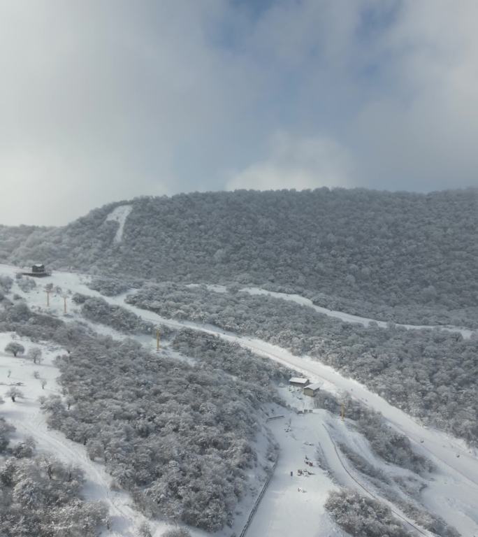 四川阿坝茂县太子岭滑雪场风景竖屏航拍