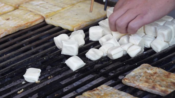 云南烤豆腐 烤土豆 食客 烤豆腐