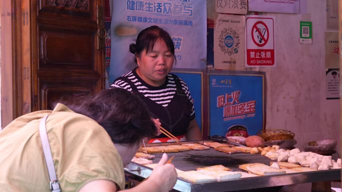 云南烤豆腐 烤土豆 食客 烤豆腐