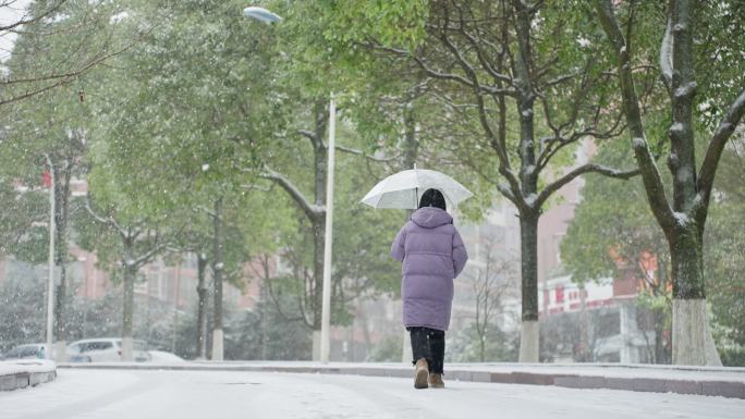 下雪天行人走路背影