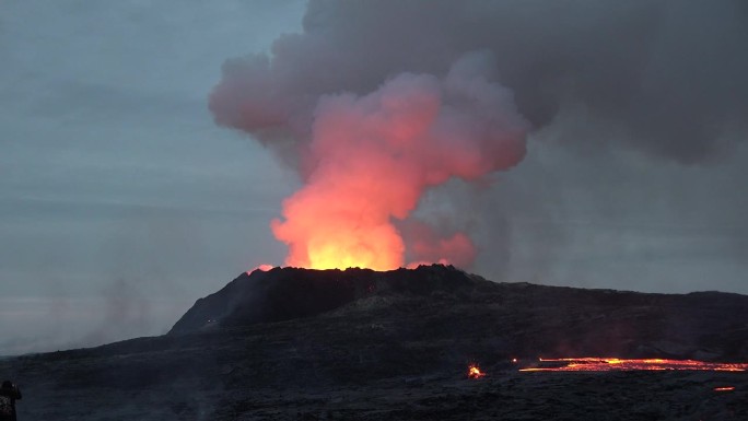 冰岛。火山喷发。炽热的熔岩正在蔓延。火山熔岩河的景观，从地球的地幔中喷出天然的热液体。全球变暖和气候