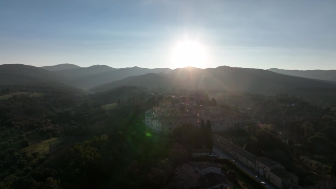 意大利托斯卡纳波尔盖里村日落时的波尔盖里城堡鸟瞰图