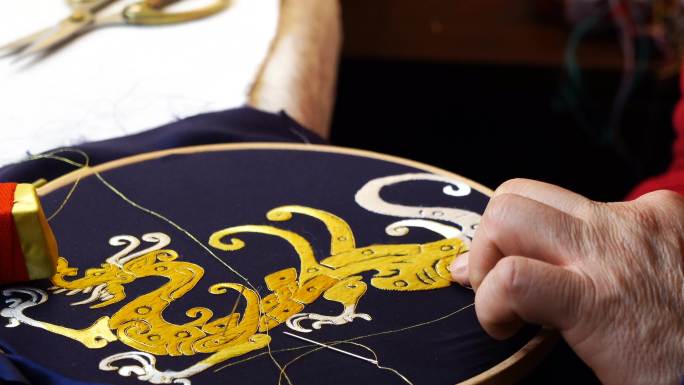 中国民间传统非遗文化刺绣，绣中国龙的图案
