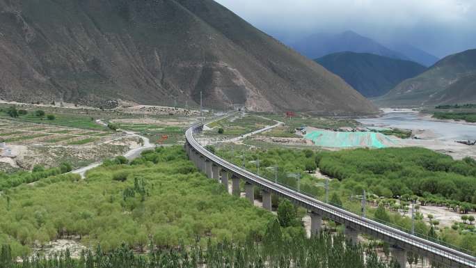 复兴号动车经过雅鲁藏布江河谷的拉林铁路