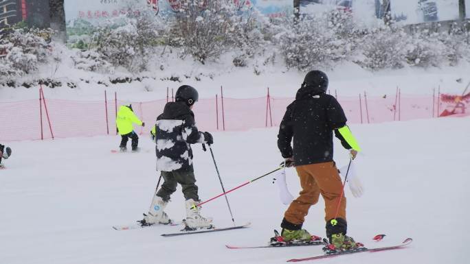 四川阿坝茂县九鼎山太子岭滑雪场滑雪的人