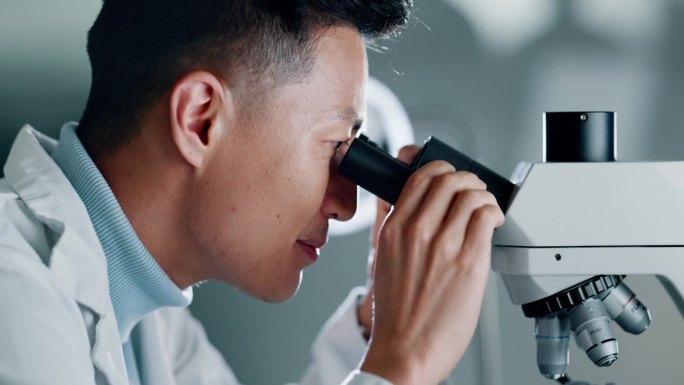科学家，人和数据分析，显微镜和调查在实验室医学研究。亚洲医生简介，评估或回顾科学与未来，生物技术和研