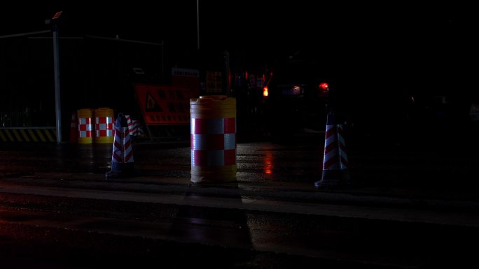 泥泞雨后夜间道路施工绕行标志警示牌