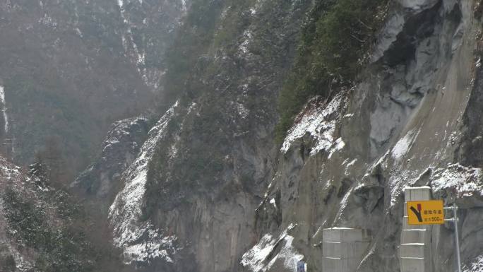 四川德阳到阿坝绵茂公路雪景