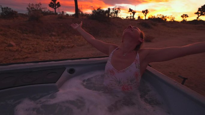 一个女人在度假屋的热水浴缸里放松