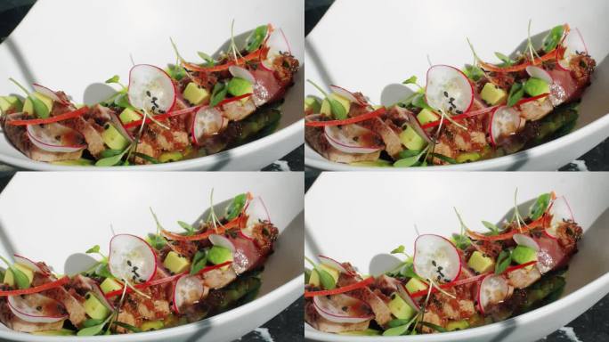 日本高厨餐厅的金枪鱼烧牛排配彩色牛油果沙拉，高级料理，在专业的美食厨房精致用餐
