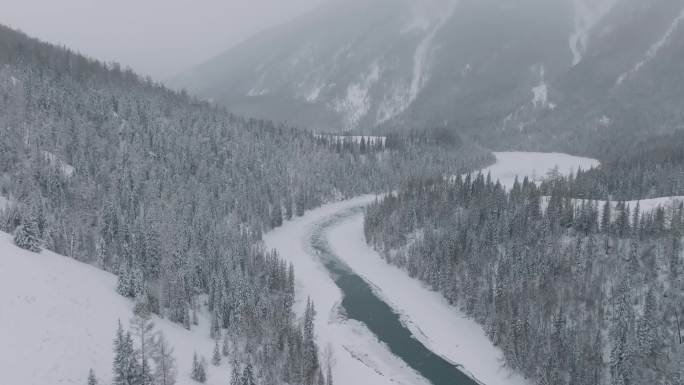 航拍新疆喀纳斯月亮湾雪景