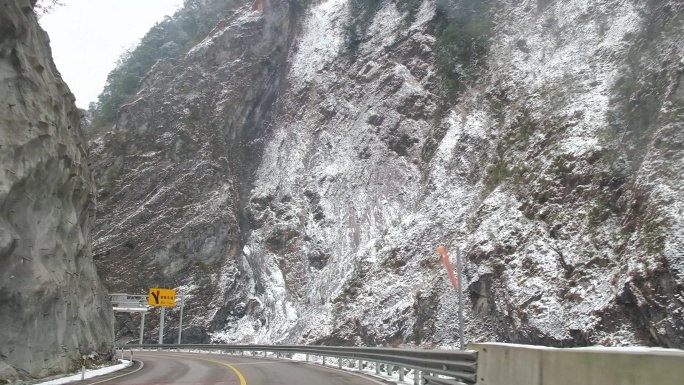 四川德阳到阿坝绵茂公路雪景