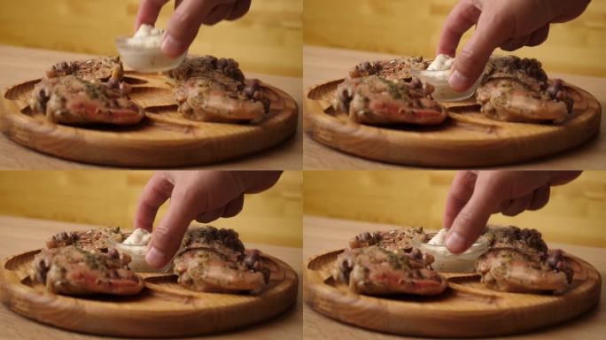 把煮好的鸡放在木盘上，加一盘酱汁。慢动作