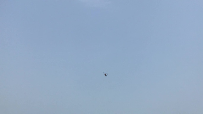 直升机 飞机 天空 划过 蓝天